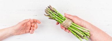 Kadın ellerde taze yeşil kuşkonus