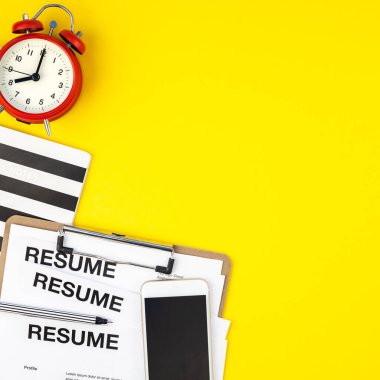 Biz sarı arka plan üzerinde düz yatıyordu işe alıyor