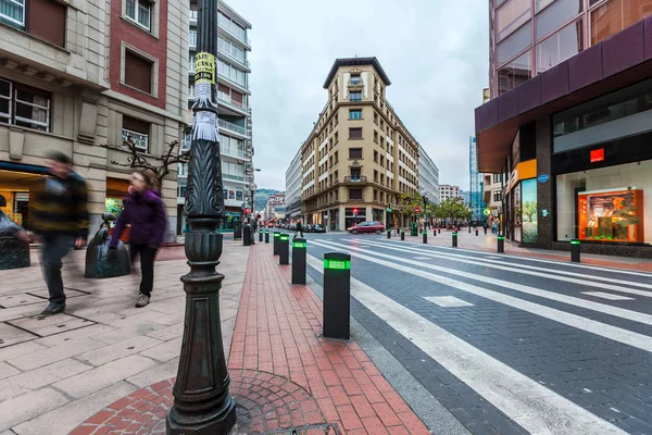 Luzes de trânsito modernos postes na travessia de pedestres — Fotografia de Stock