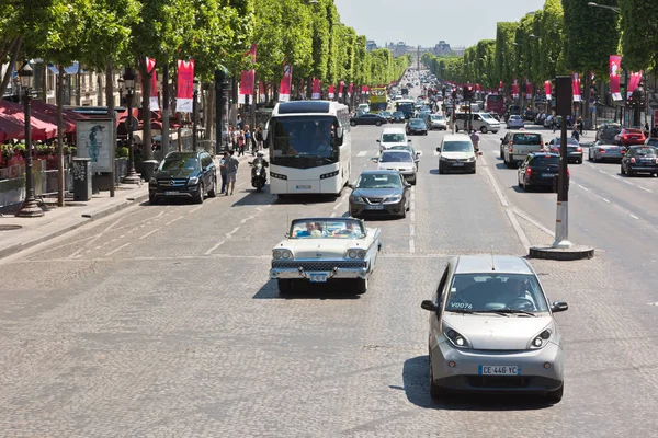 Traffico stradale auto sulla strada di Parigi — Foto Stock