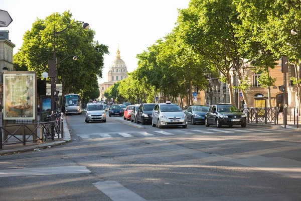 Biltrafik på gatan i Paris — Stockfoto