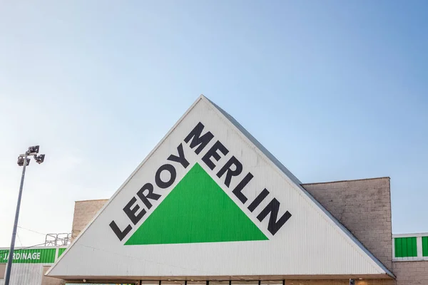 Leroy Merlin store chain brand logo — Stock Photo, Image