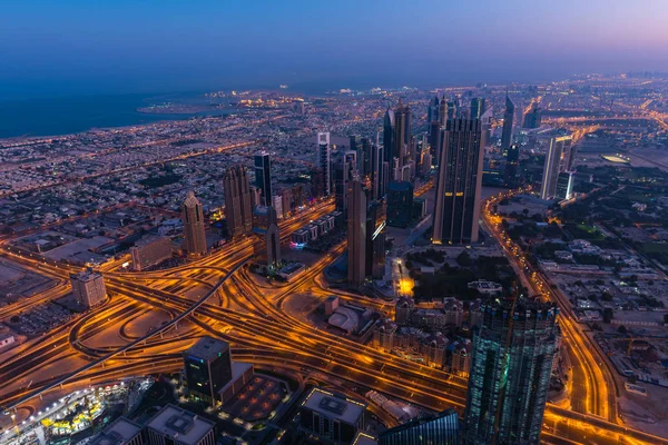 Dubai cena noturna no centro com luzes da cidade — Fotografia de Stock