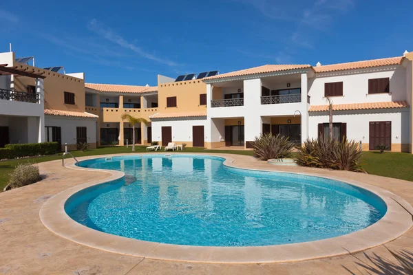 Townhouse with apartments and swimming pool — Stock Photo, Image