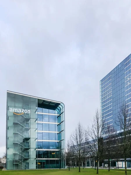 Logotipo de Amazon en edificio de oficinas, Munich Alemania — Foto de Stock