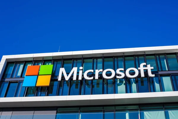 Logotipo da Microsoft no prédio de escritórios, Munique Alemanha — Fotografia de Stock