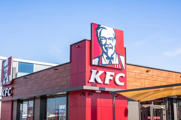 Logotipo de restaurante de comida rápida KFC en su edificio — Foto de Stock