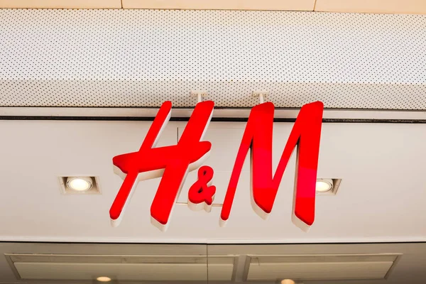 H & M store brand logo at its building — стоковое фото