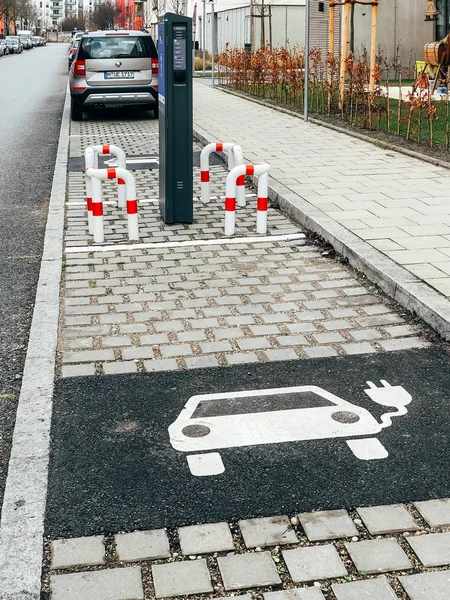 Парковка для зарядки электромобилей — стоковое фото