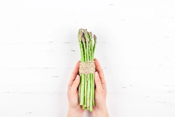 Fresh green asparagus in woman hands — ストック写真