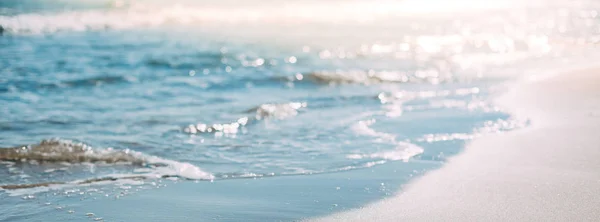Letní písečné pláže a mořské pobřeží vlny pozadí — Stock fotografie