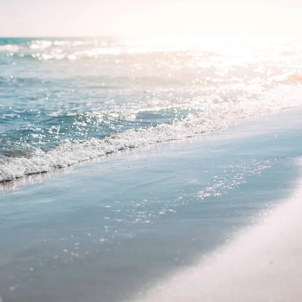 夏天沙子海滩和海滨波浪背景 — 图库照片