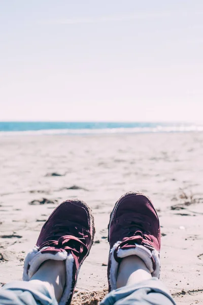 Gurl kum plaj rahatlatıcı — Stok fotoğraf