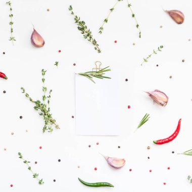 Yeşil otlar ve baharatlar ile boş not defteri sayfaları