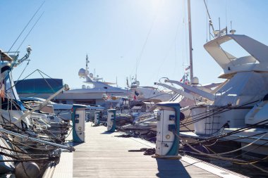 Yakıt ve elektrik ile karışık moored Yatlar