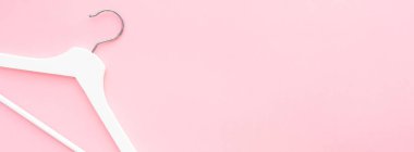 Pastel pembe arka planda beyaz askılar