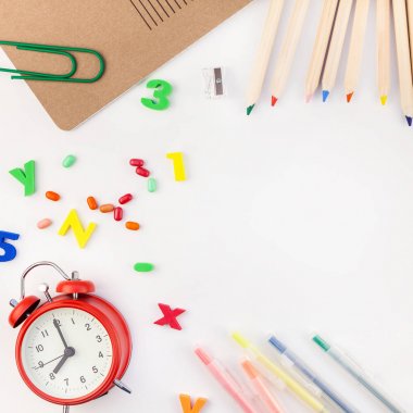 Ofis malzemeleri ile okul konseptine geri dön