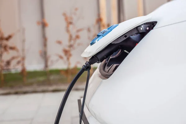 Vehículo eléctrico está cargando en la estación — Foto de Stock