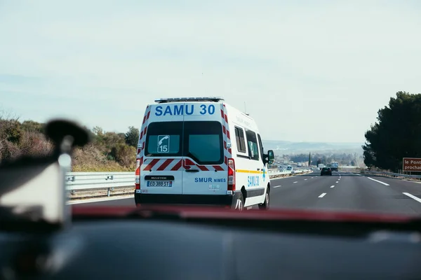 Ambulance van het rijden langs de snelweg — Stockfoto