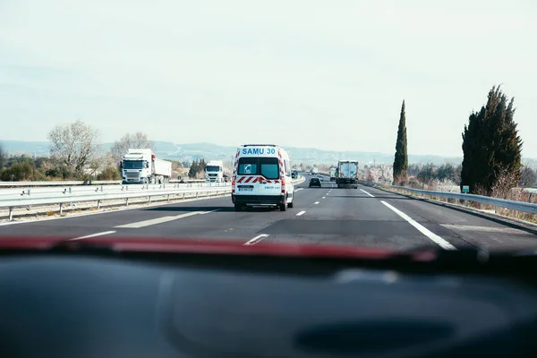 Camioneta ambulancia conduciendo por carretera — Foto de Stock