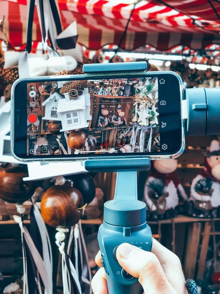 Blogger filma video en smartphone — Foto de Stock