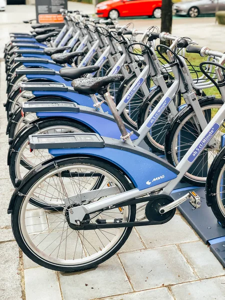 Stad huur fietsen geparkeerd in rij — Stockfoto