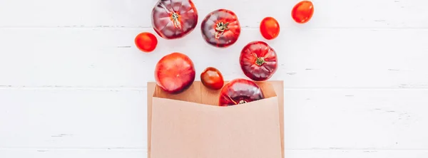 Tomater Mar Azul på vita träbord bakgrund — Stockfoto