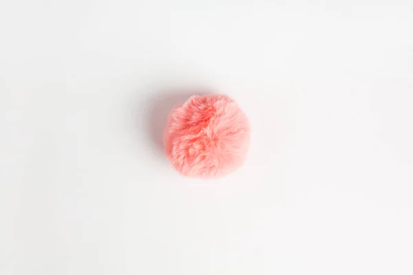 Boule de fourrure moelleuse de corail sur fond blanc — Photo