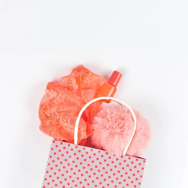 Lingerie di corallo in shopping bag su sfondo bianco — Foto Stock