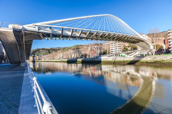 Zubizuri, die Brücke campo volantin, bilbao, spanien — Stockfoto