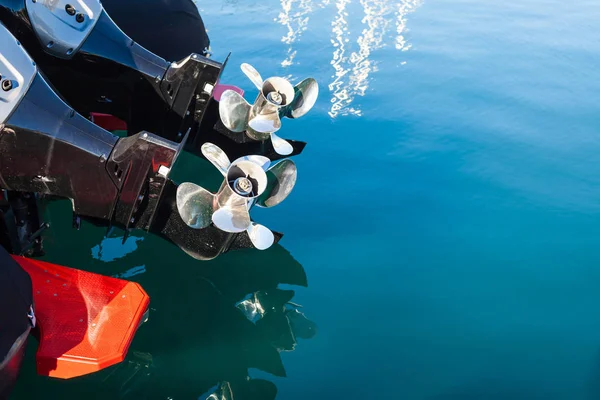 Deux vis de bateau à moteur sur fond d'eau de mer — Photo