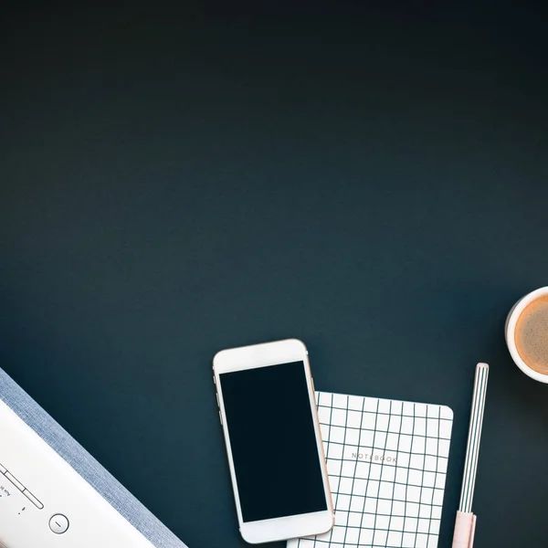 Mesa con barra de sonido teléfono móvil y taza de café —  Fotos de Stock