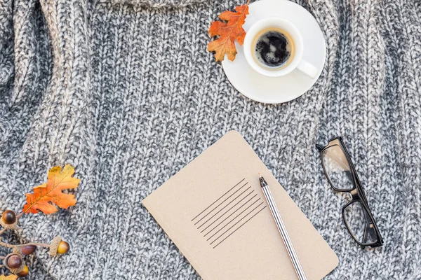 Lieu de travail à domicile avec tasse à café sur plaid tricoté — Photo