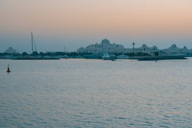 Abu Dabi Bae'deki Laguna ve Başkanlık Sarayı