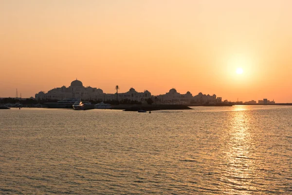 Abu Dabi Bae'deki Laguna ve Başkanlık Sarayı