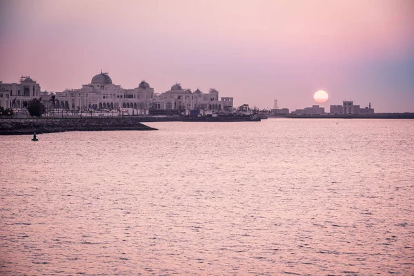 Abu Dabi Bae'deki Laguna ve Başkanlık Sarayı