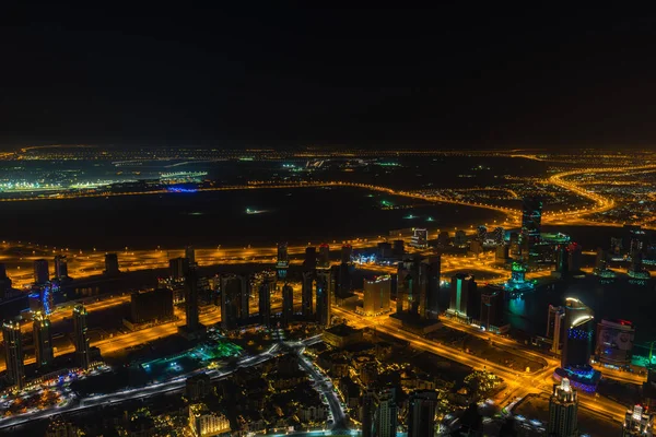 Дубай у центрі міста з міськими вогнями. — стокове фото