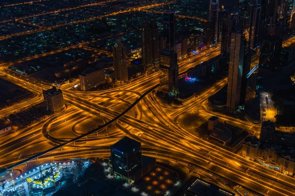 Dubai şehir merkezinde şehir ışıklarıyla dolu bir gece sahnesi — Stok fotoğraf