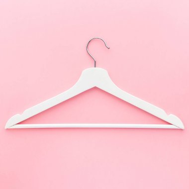 Pastel pembe arka planda beyaz askılar