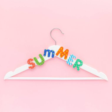 Yaz metni pembe arkaplanlı beyaz askılar