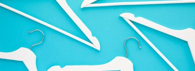 Mavi zemin üzerine beyaz ahşap askı