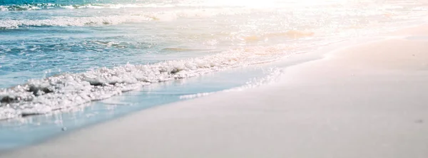 Playa de arena de verano y mar olas fondo —  Fotos de Stock