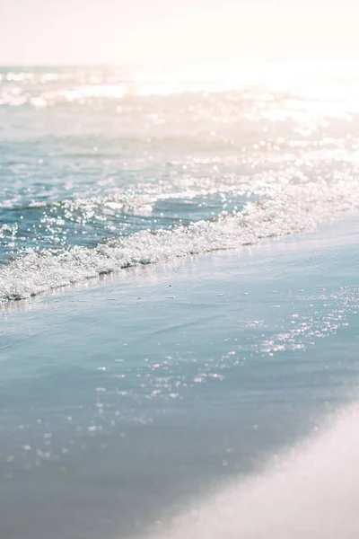 Praia de areia de verão e fundo ondas do litoral — Fotografia de Stock