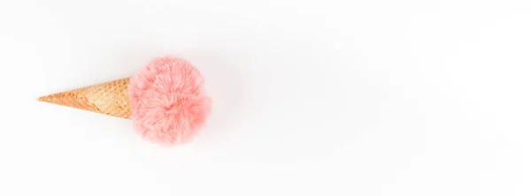 Coral päls bollen i våffla på vit bakgrund — Stockfoto