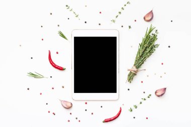 Yeşillik otlar ve baharatlar ile Boş tablet Pc