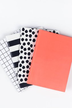 Tabloda farklı desenler dizüstü bilgisayarlar