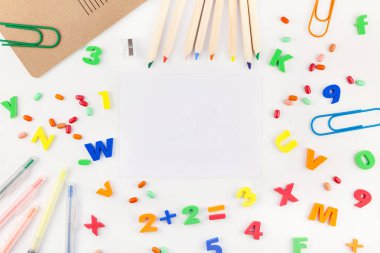 Ofis malzemeleri ile okul konseptine geri dön