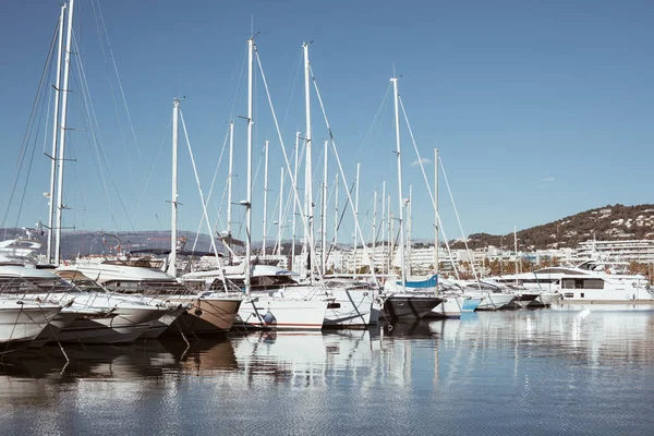 Pohled na jachty v Marině Cannes, Francie — Stock fotografie