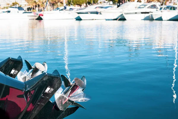 Zwei Motorbootschrauben auf Meereswasser Hintergrund — Stockfoto