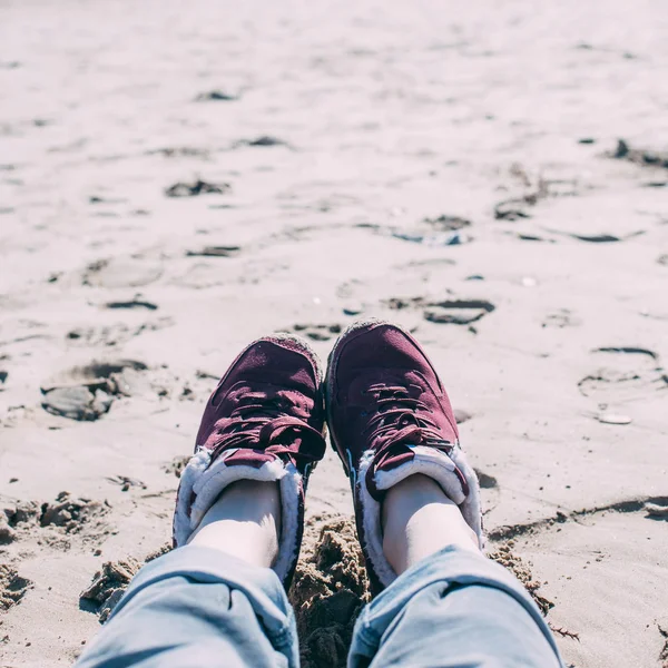 Ragazza rilassante sulla spiaggia di sabbia — Foto Stock